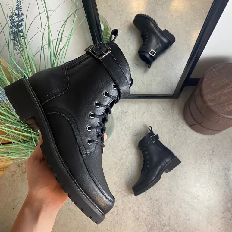 Sort Green Comfort snørestøvle med spænde