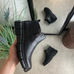 Sort læder ankelstøvle med for og dobbelt lynlås