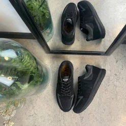 Sort letvægtssko i åndbart materiale fra Woden.