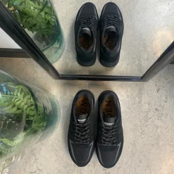 Sort letvægtssko i åndbart materiale fra Woden.