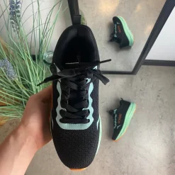 Sort letvægtssko med stødabsorberende sål