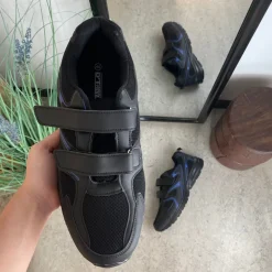 Sort letvægtssko med velcroremme og stødabsorberende sål