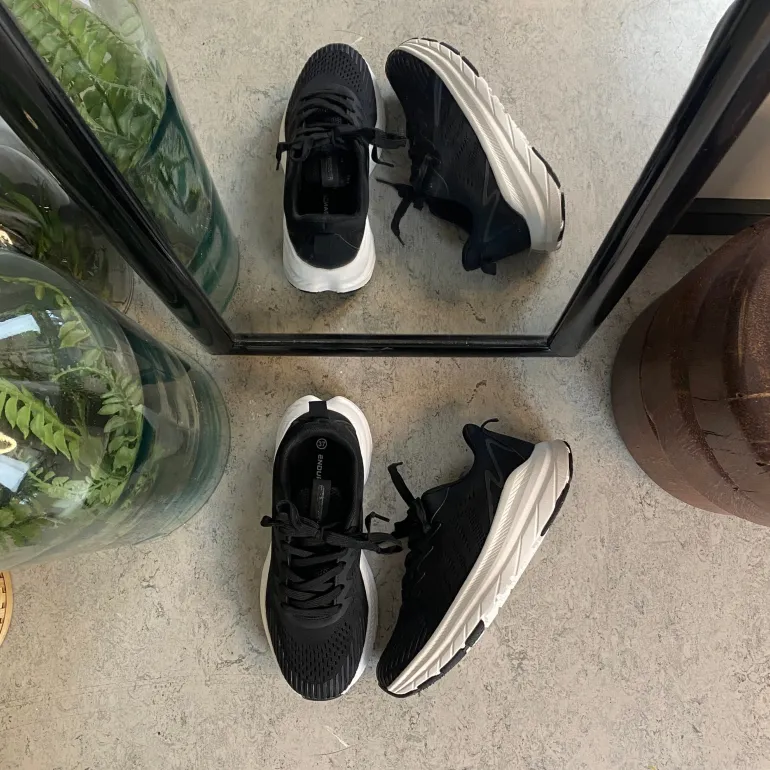 Sort åndbar sko fra Endurance med effektiv stødabsorbering