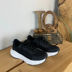 Sort åndbar sko fra Endurance med effektiv stødabsorbering