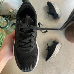 Sort åndbar sko fra Endurance med effektiv stødabsorbering