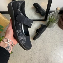 Sort Remonte ballerina med god svangstøtte.