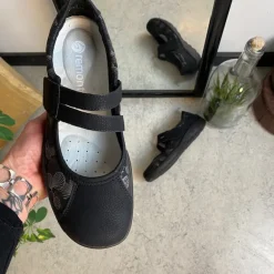 Sort Remonte ballerina med god svangstøtte.