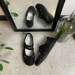 Sort Remonte ballerina med god svangstøtte.