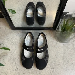 Sort Remonte ballerina med god svangstøtte.