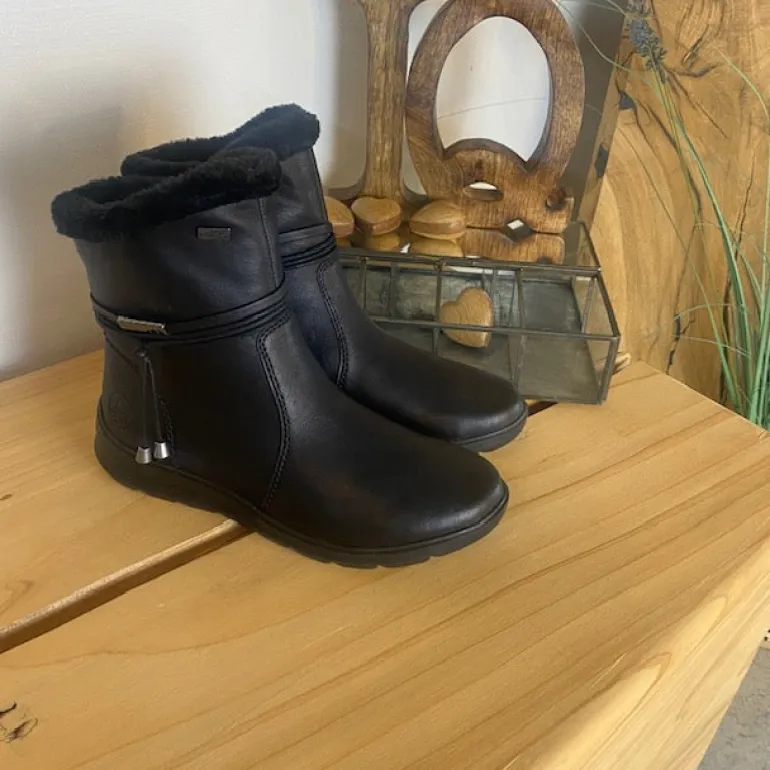 Sort Rieker støvle med elegante detaljer