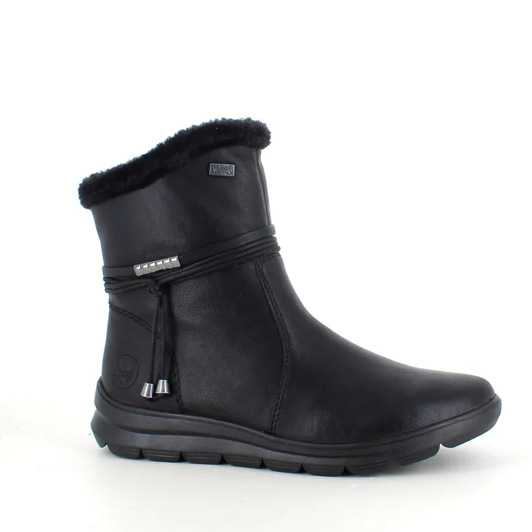 Sort Rieker støvle med elegante detaljer