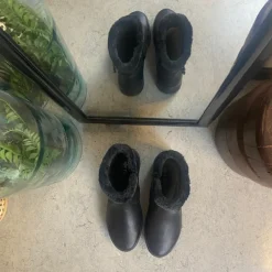 Sort Rieker støvle med elegante detaljer