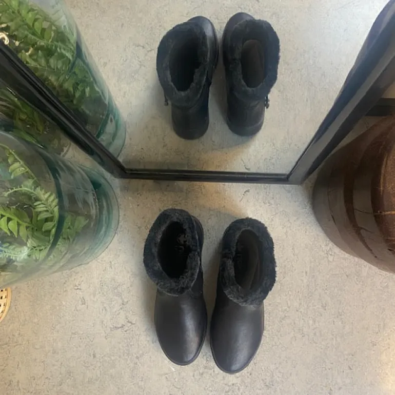 Sort Rieker støvle med elegante detaljer