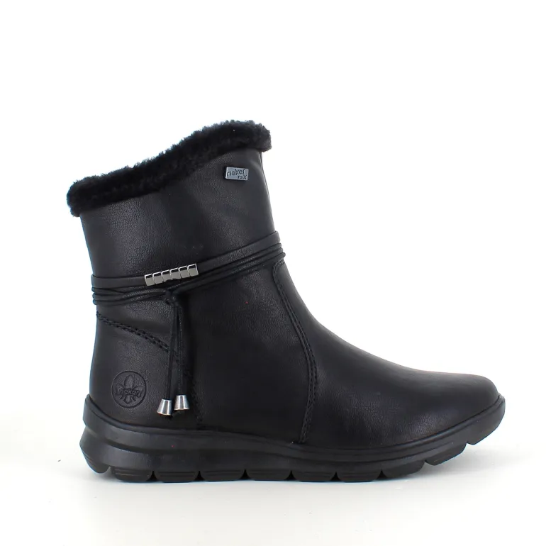 Sort Rieker støvle med elegante detaljer