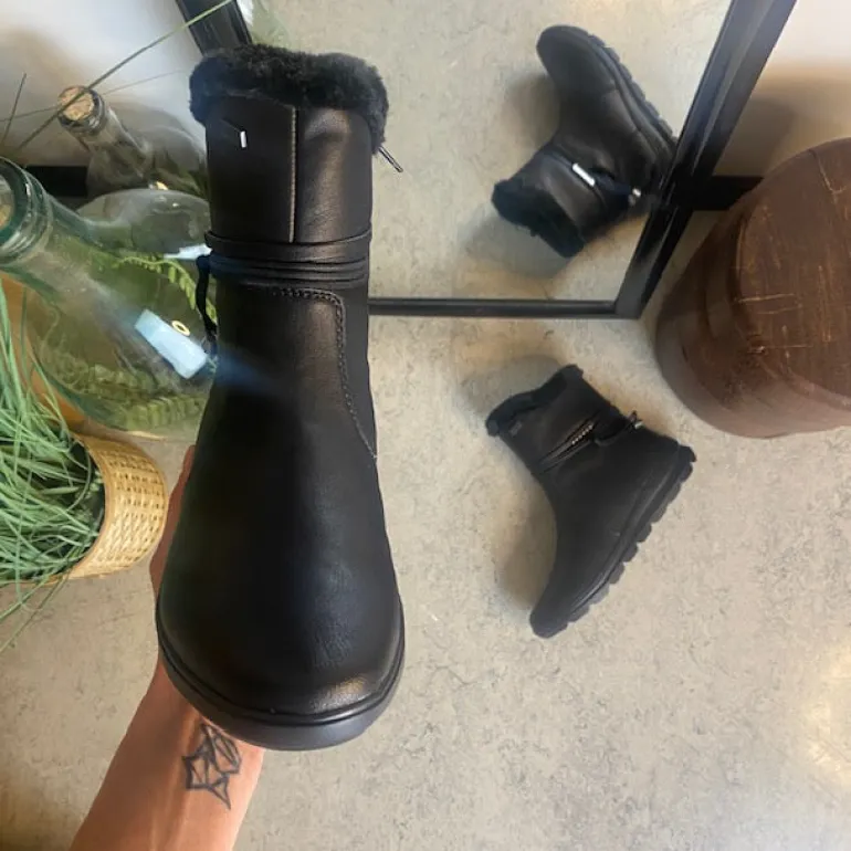 Sort Rieker støvle med elegante detaljer