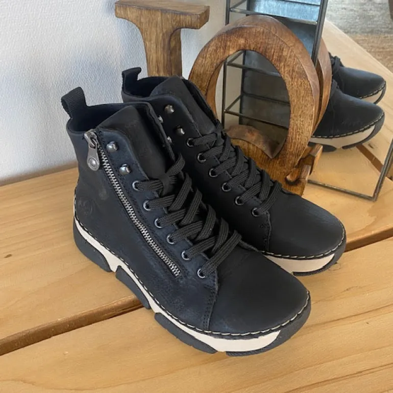 Sort Rieker støvle med god stødabsorbering