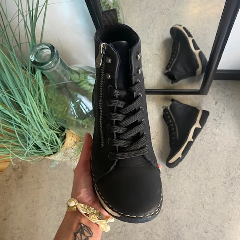 Sort Rieker støvle med god stødabsorbering