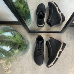 Sort Rieker støvle med god stødabsorbering