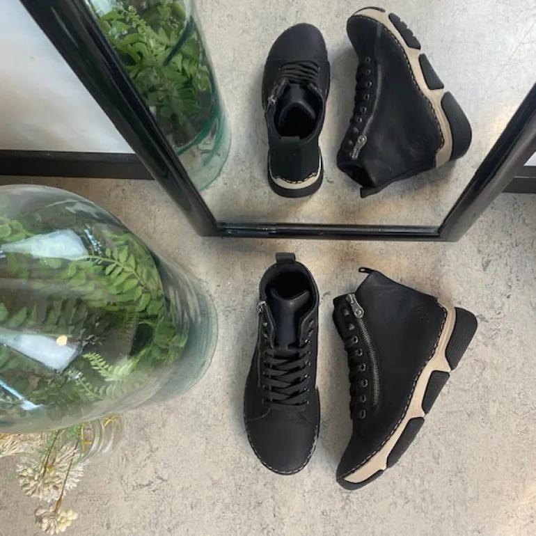 Sort Rieker støvle med god stødabsorbering