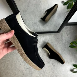 Sort ruskindssko med rågummisål