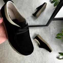 Sort ruskindssko med rågummisål