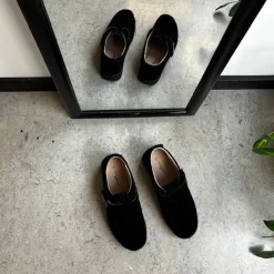 Sort ruskindssko med velcrolukning og gummisål