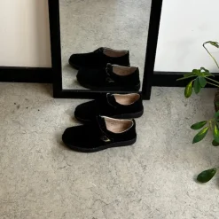 Sort ruskindssko med velcrolukning og gummisål