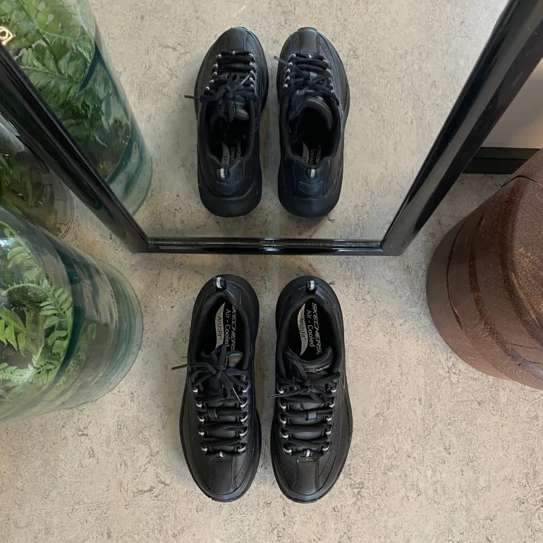 Sort Skechers med glat skind overflade