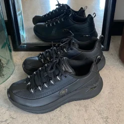 Sort Skechers med glat skind overflade