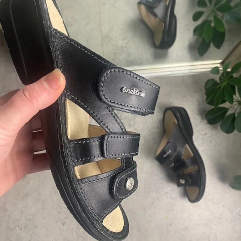 Sort skind slip on til knyster