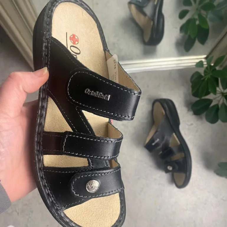 Sort skind slip on til knyster