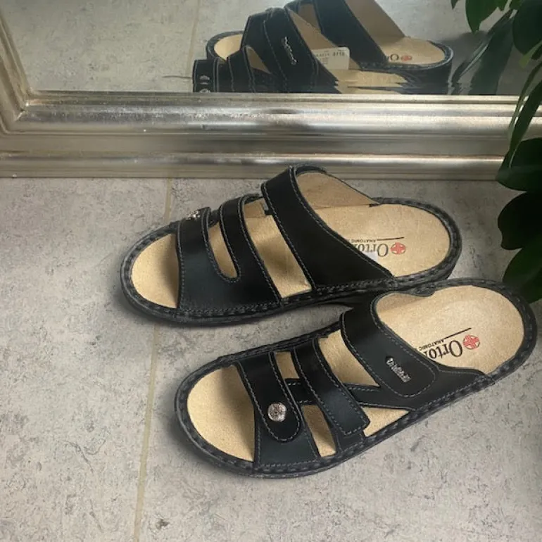 Sort skind slip on til knyster