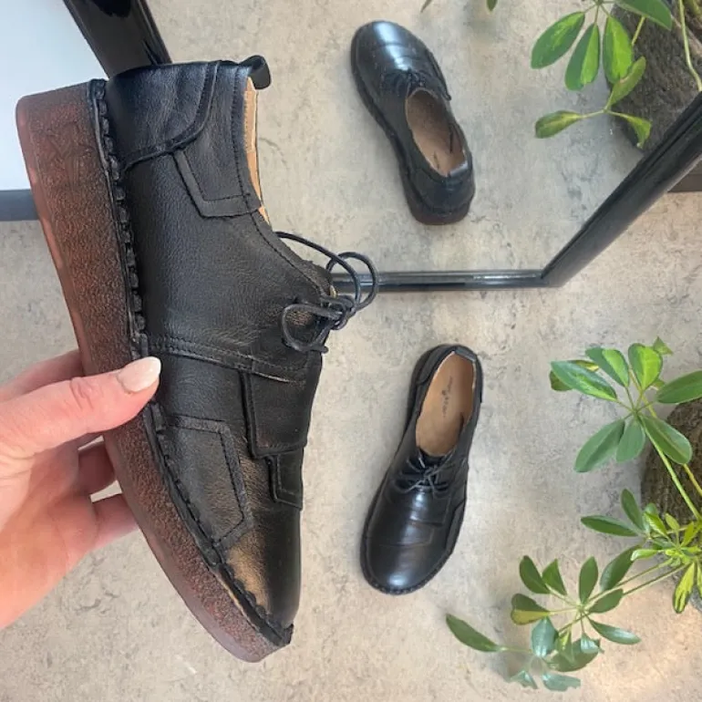 Sort skind snøresko med god stødabsorbering