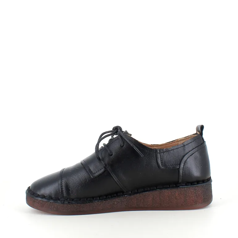 Sort skind snøresko med god stødabsorbering