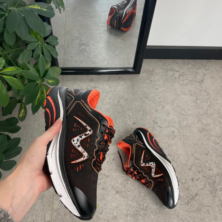 Sort sko fra MBT med fede orange detaljer