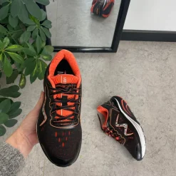 Sort sko fra MBT med fede orange detaljer