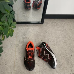 Sort sko fra MBT med fede orange detaljer