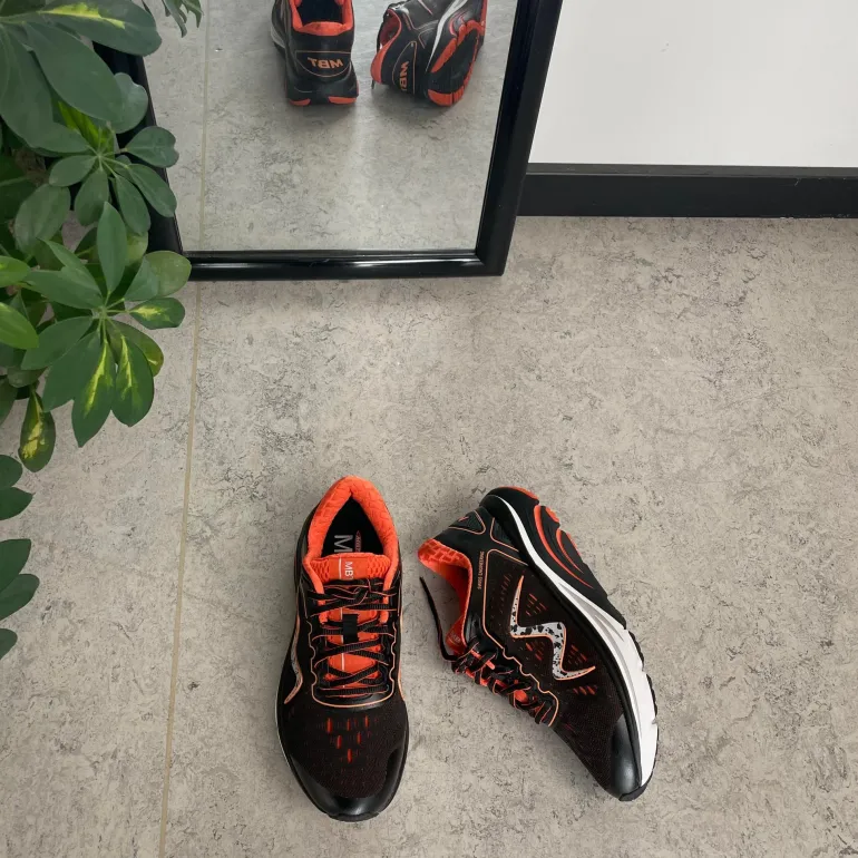 Sort sko fra MBT med fede orange detaljer