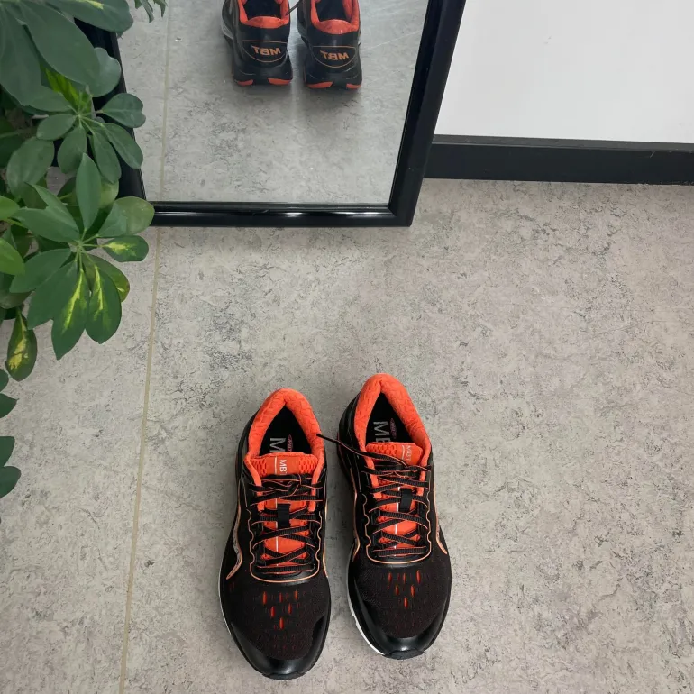 Sort sko fra MBT med fede orange detaljer
