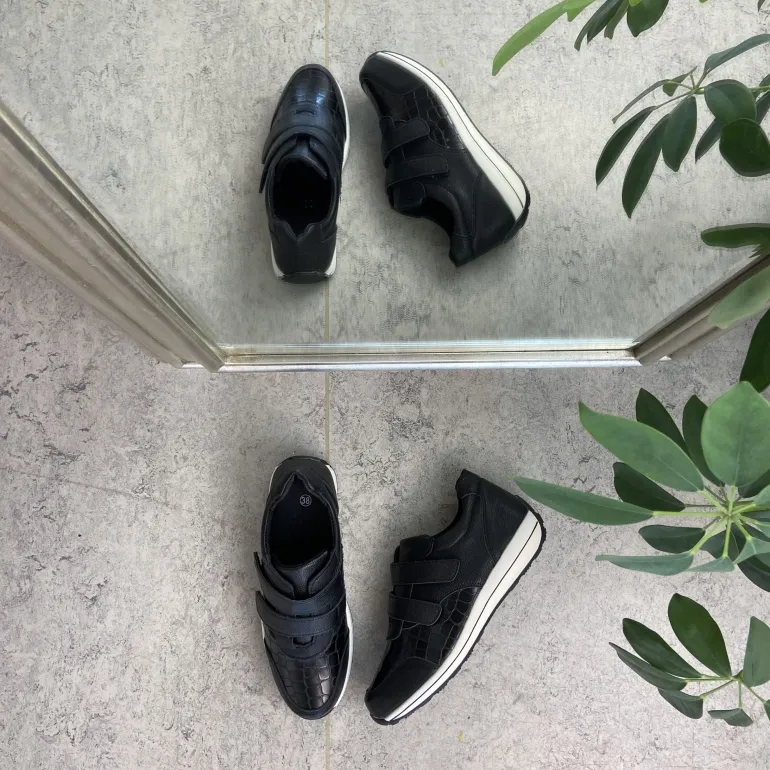 Sort sko med god velcro åbning