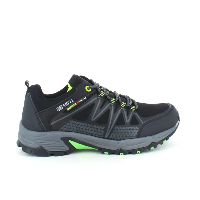 Sort sko med overdel i eftergiveligt softshell med limegrønne detaljer