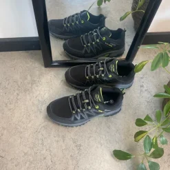 Sort sko med overdel i eftergiveligt softshell med limegrønne detaljer