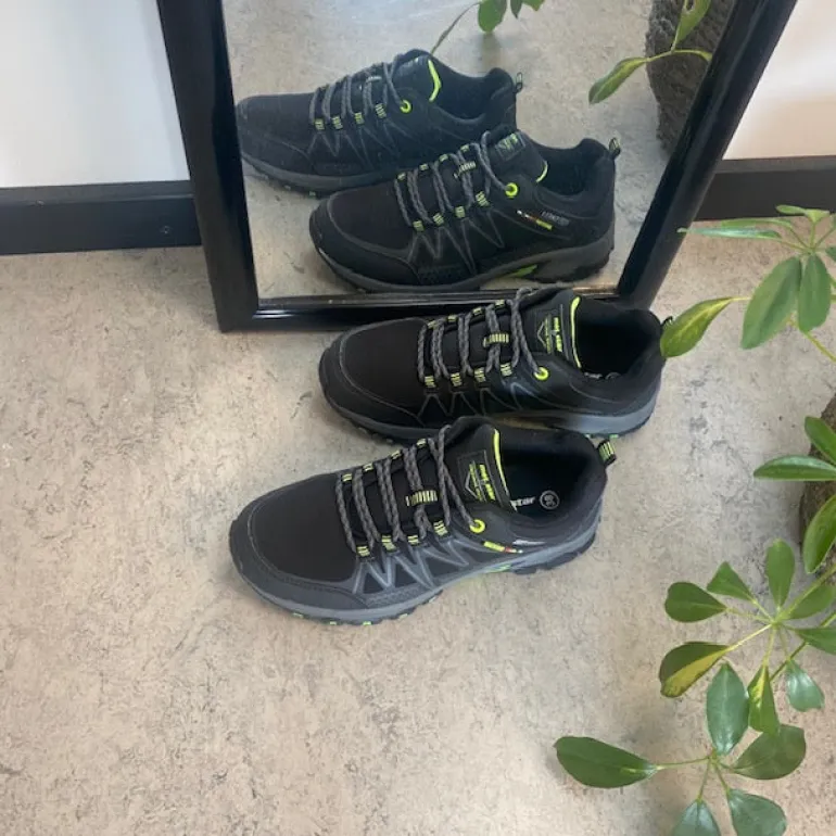 Sort sko med overdel i eftergiveligt softshell med limegrønne detaljer