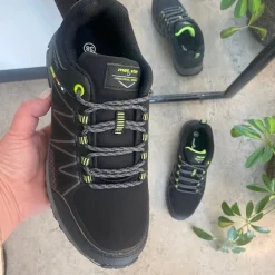 Sort sko med overdel i eftergiveligt softshell med limegrønne detaljer