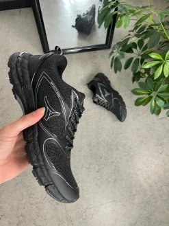 Sort sko med sort bund, ekstra svang og stødabsorbering