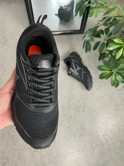 Sort sko med sort bund, ekstra svang og stødabsorbering