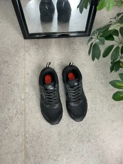 Sort sko med sort bund, ekstra svang og stødabsorbering