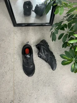 Sort sko med sort bund, ekstra svang og stødabsorbering