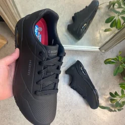 Sort skridsikker arbejdssko fra Skechers med ESD