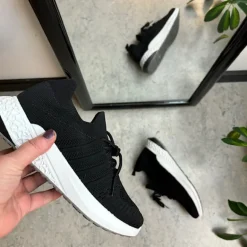 Sort slip on sko med strikket overdel og god stødabsorbering